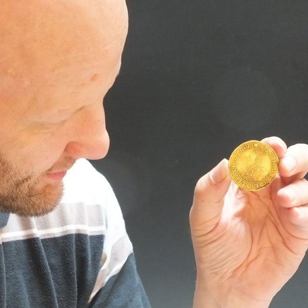 Auctioneer comes face-to-face with Queen Elizabeth I