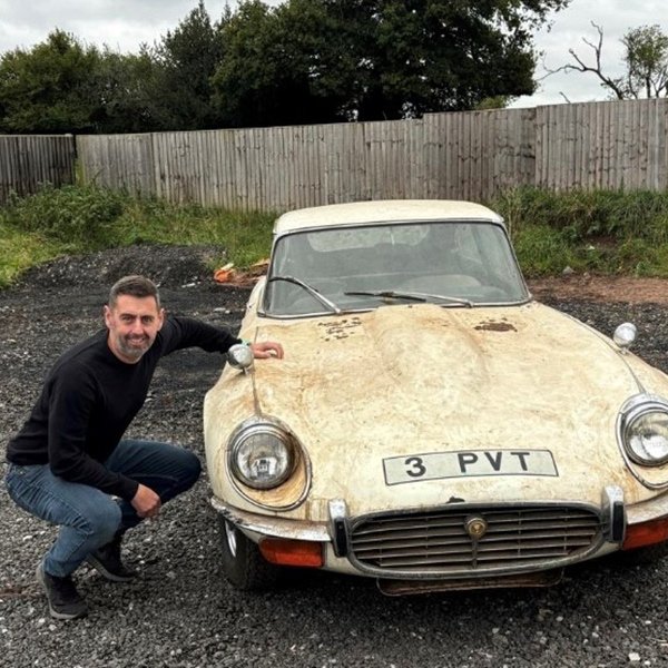 ‘Barn find’ E-Type Jaguar tops £20,000 at Staffordshire auction…